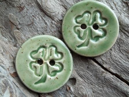 Four leaf clover soft green speckled button