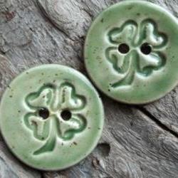 Four leaf clover soft green speckled button